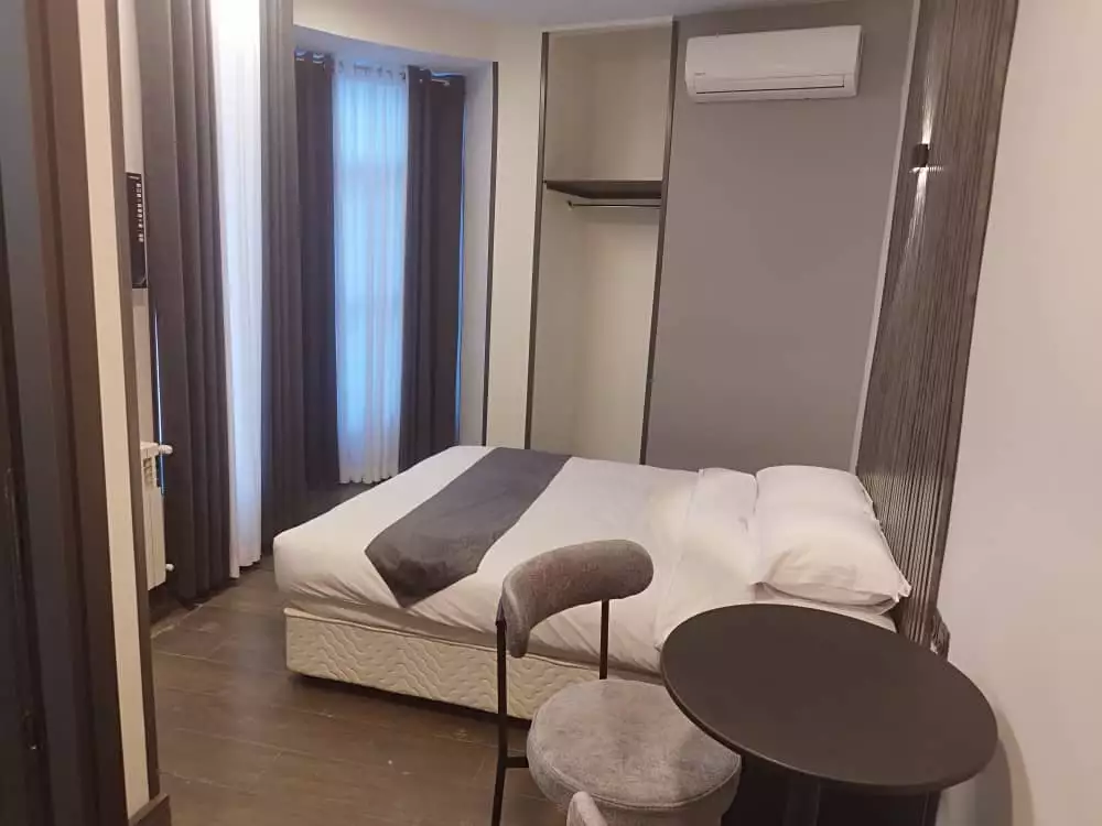 Alibaba https://cdn.alibaba.ir/ostorage/hotel-accommodation-images/689b1bdcac13a7ed0d8657be_دو تخته بالکن دار VIP (1).webp